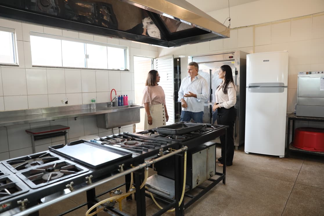 Prefeito Eduardo Siqueira Campos vistoria cozinha da ETI Olga Benário e constata necessidade de melhorias para garantir qualidade da alimentação escolar