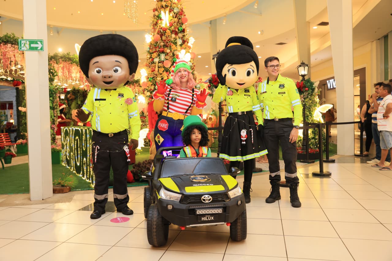Os mascotes Amarelinho Mobilete, Patinete e Vidinha e o agente de trânsito, Neto Portelinha
