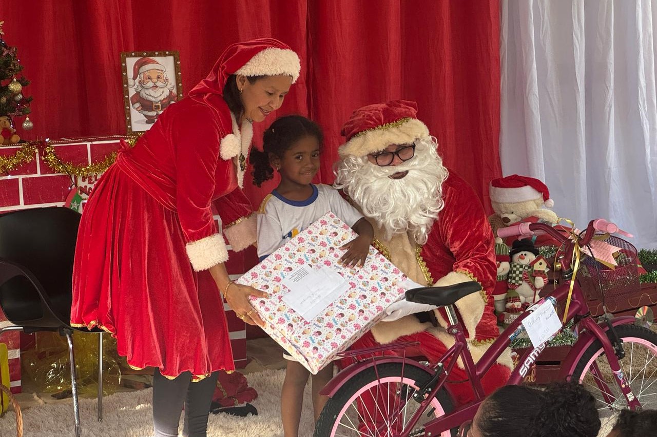 Papai Noel dos Correios: magia natalina chega ao Taquari com entrega de 600 presentes no Cmei Fontes do Saber