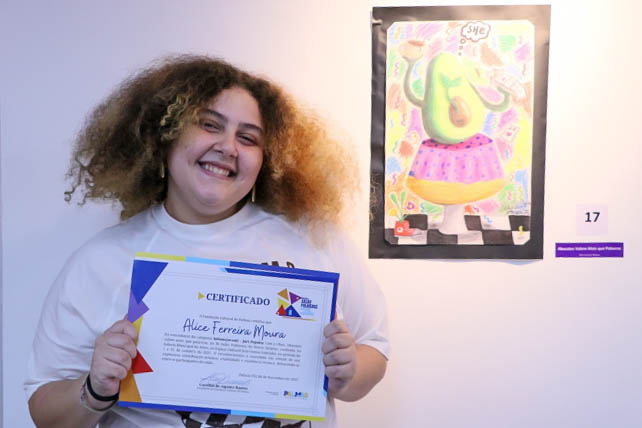 Alice Moura foi a campeã Infantojuvenil com a obra ‘Abacates valem mais que palavras’, obra de técnica mista