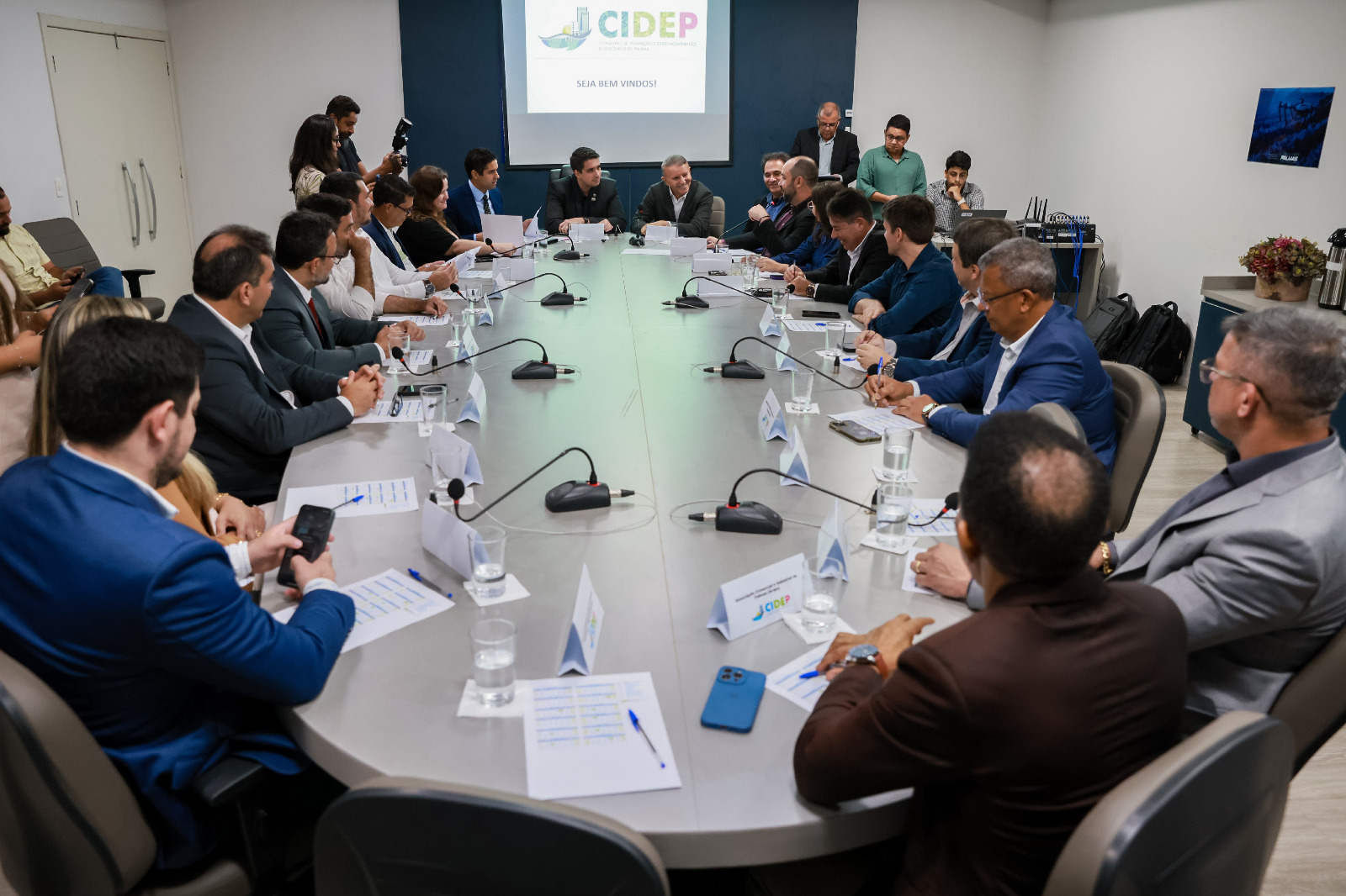 Eduardo Siqueira Campos dá posse a membros do Conselho de Inovação e Desenvolvimento Econômico de Palmas