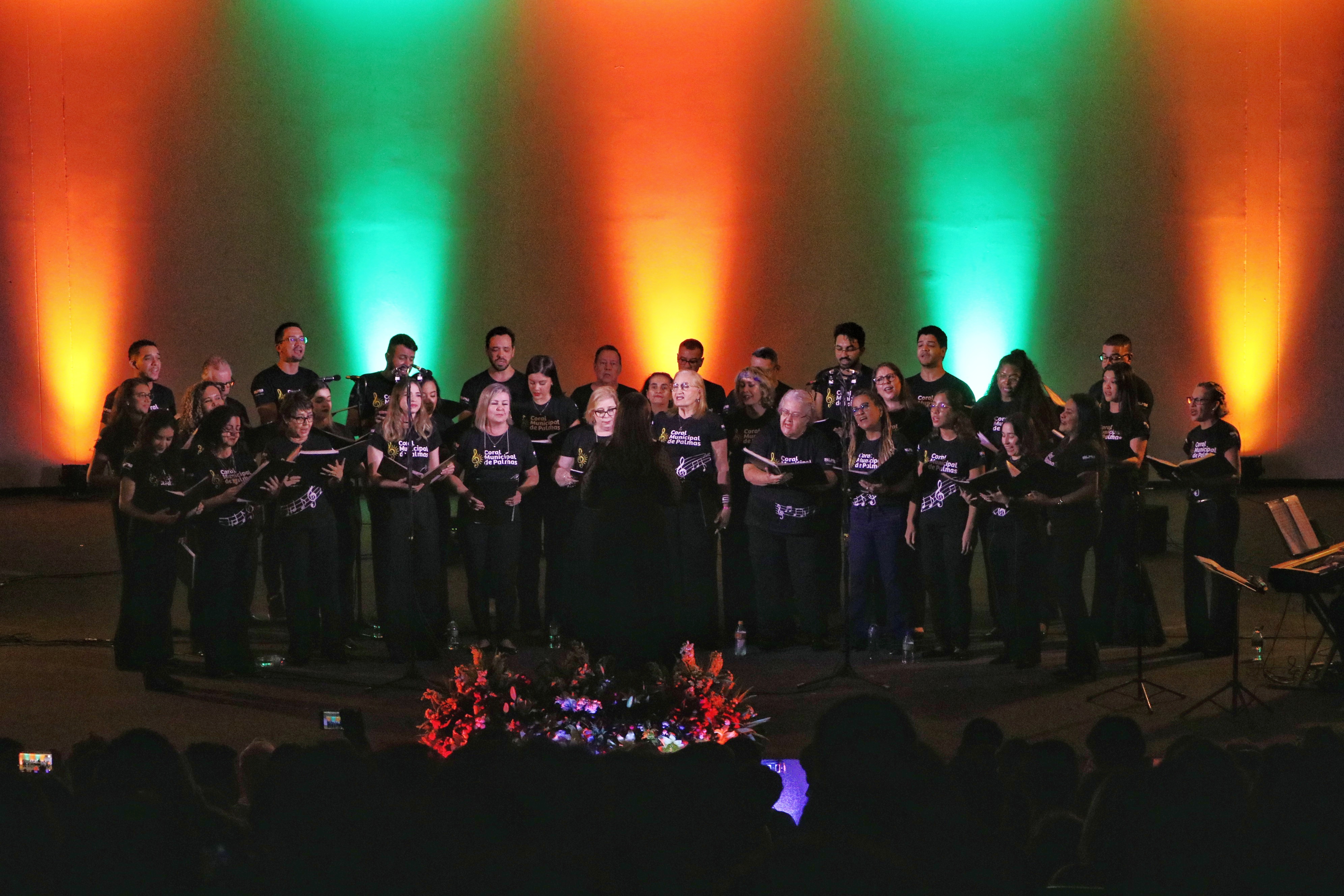 Os 36 coralistas do Coral Municipal de Palmas fascinaram os espectadores com as qualidade e versatilidade que apresentaram