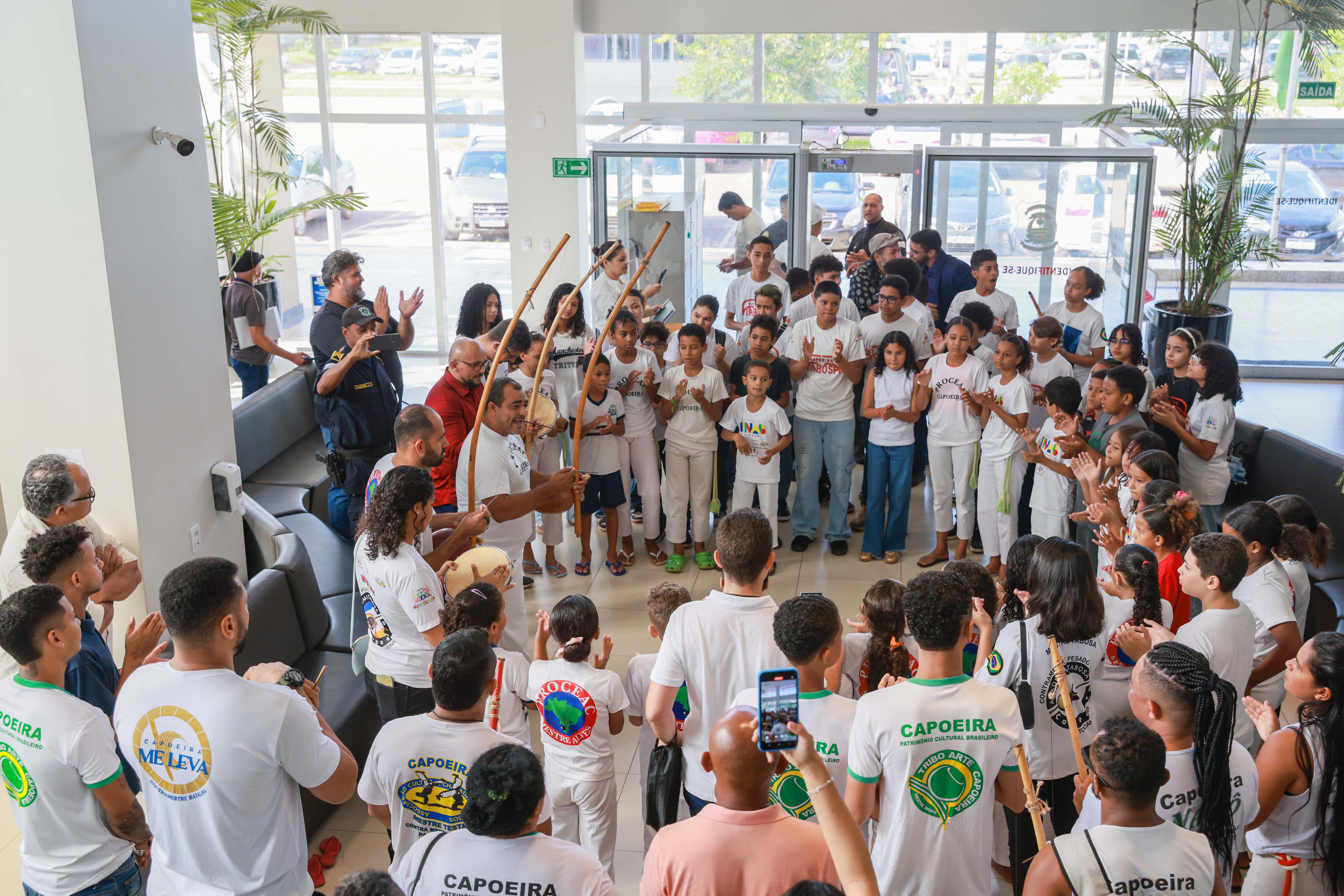 Mestres e alunos de capoeira se apresentaram na Casa de Leis de Palmas
