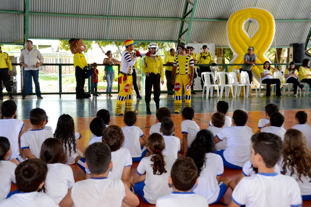 Movimento Maio Amarelo leva informações sobre trânsito a alunos da Escola Municipal Anne Frank