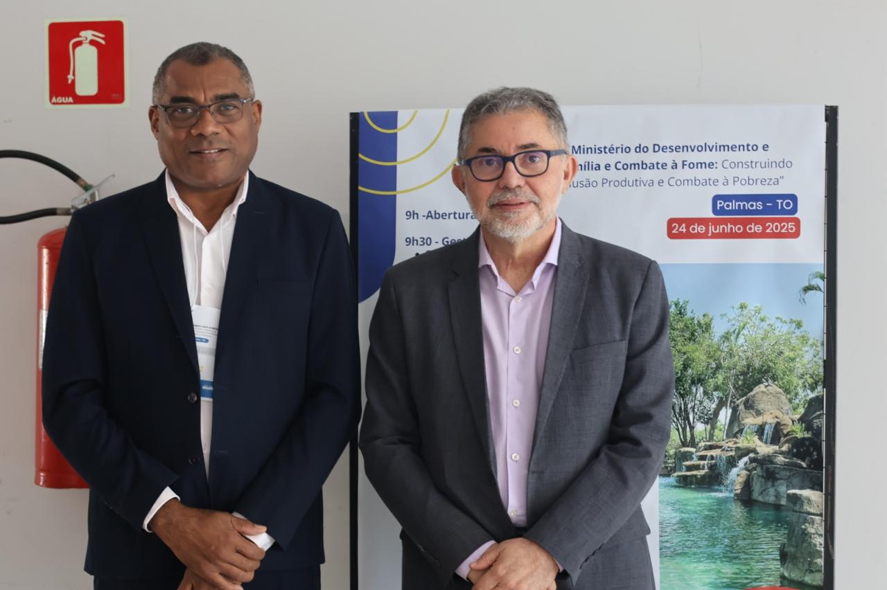 Secretário-executivo da Ação Social de Palmas, Amilson Rodrigues (à esq), com o secretário de Inclusão Socioeconômica do MDS, Luiz Carlos Everton de Farias