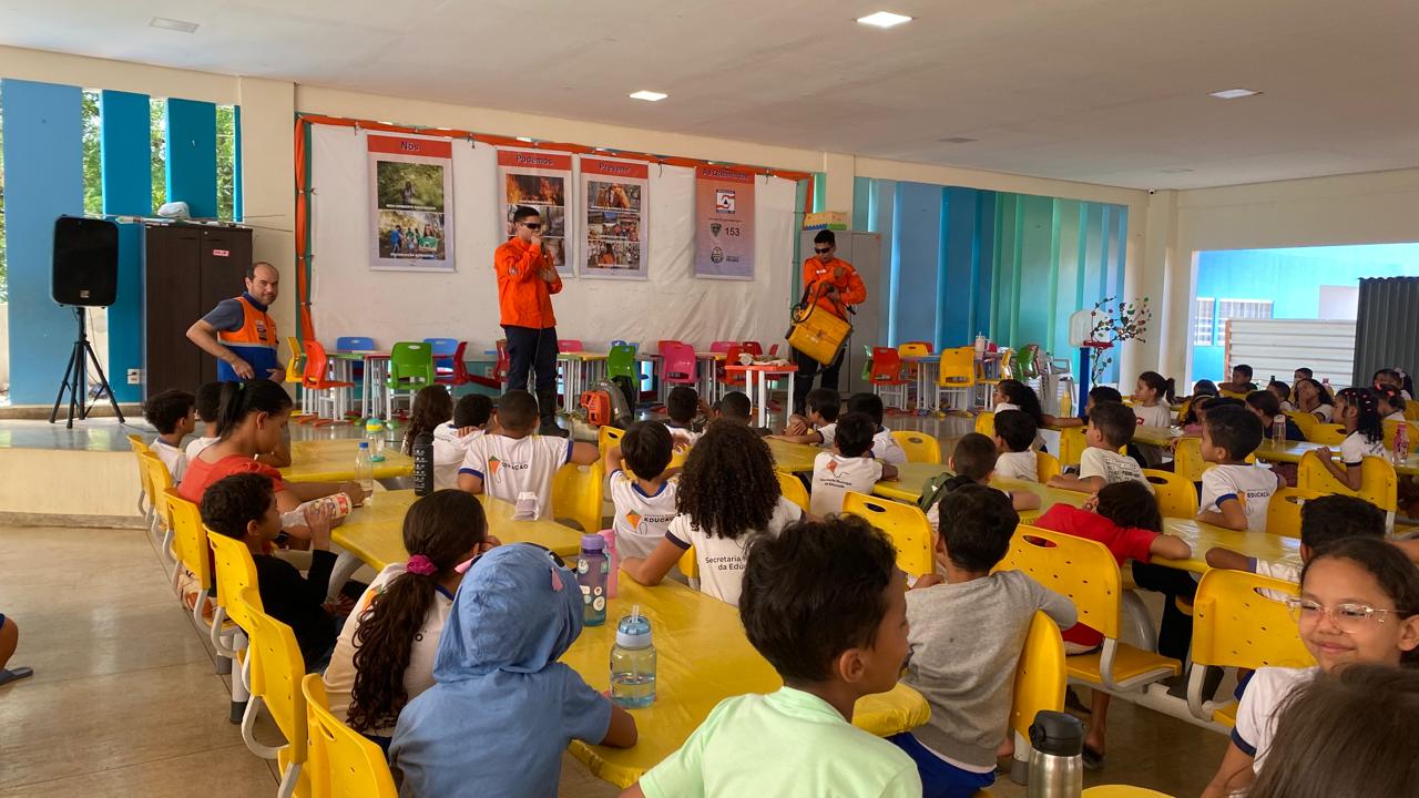 Defesa Civil de Palmas realiza ação educativa com alunos da Escola Carlos Drummond de Andrade