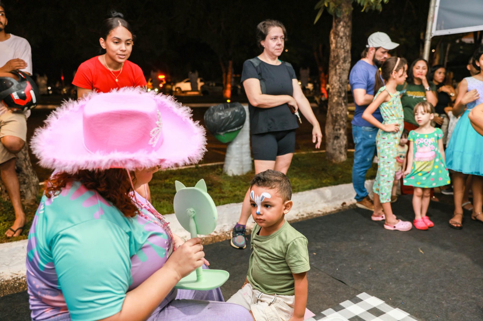 Pintura facial fez a alegria da criançada