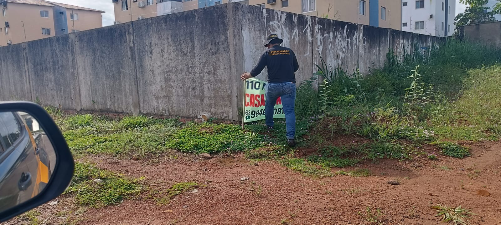 Equipes de fiscalização retiraram, nesta quarta-feira,  400 faixas instaladas irregularmente