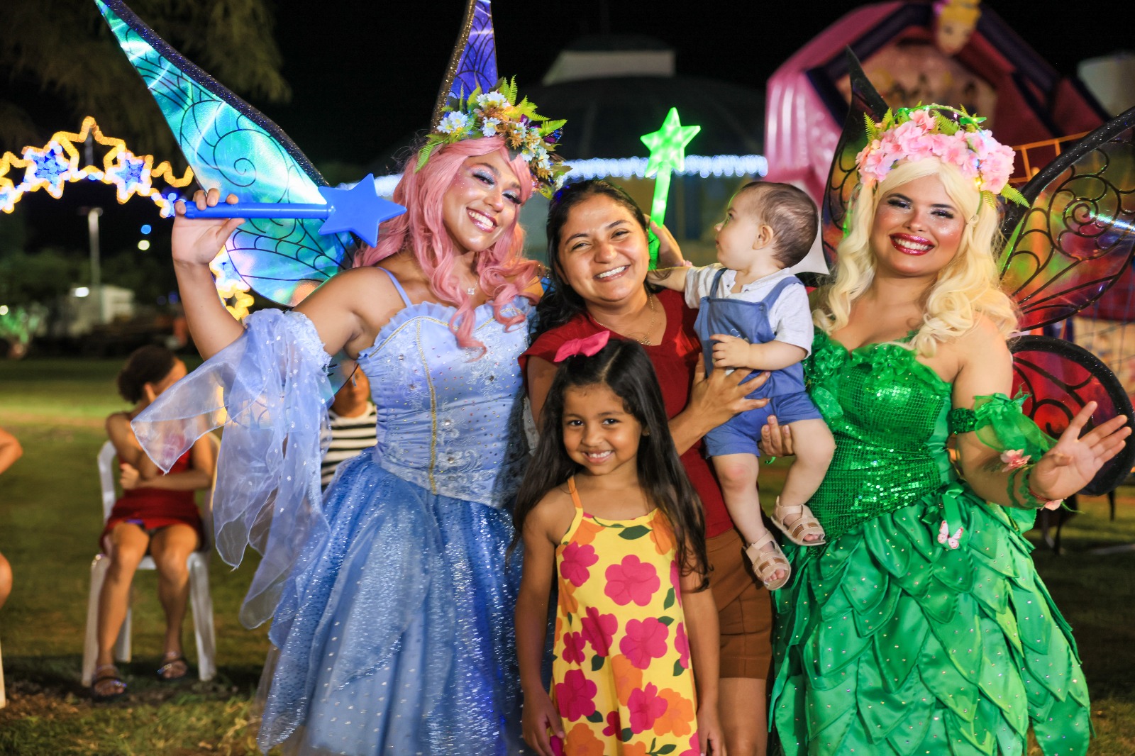 Patrícia, a filha Mariana e o caçula da família, entre as 'fadas' Celeste e Esperança