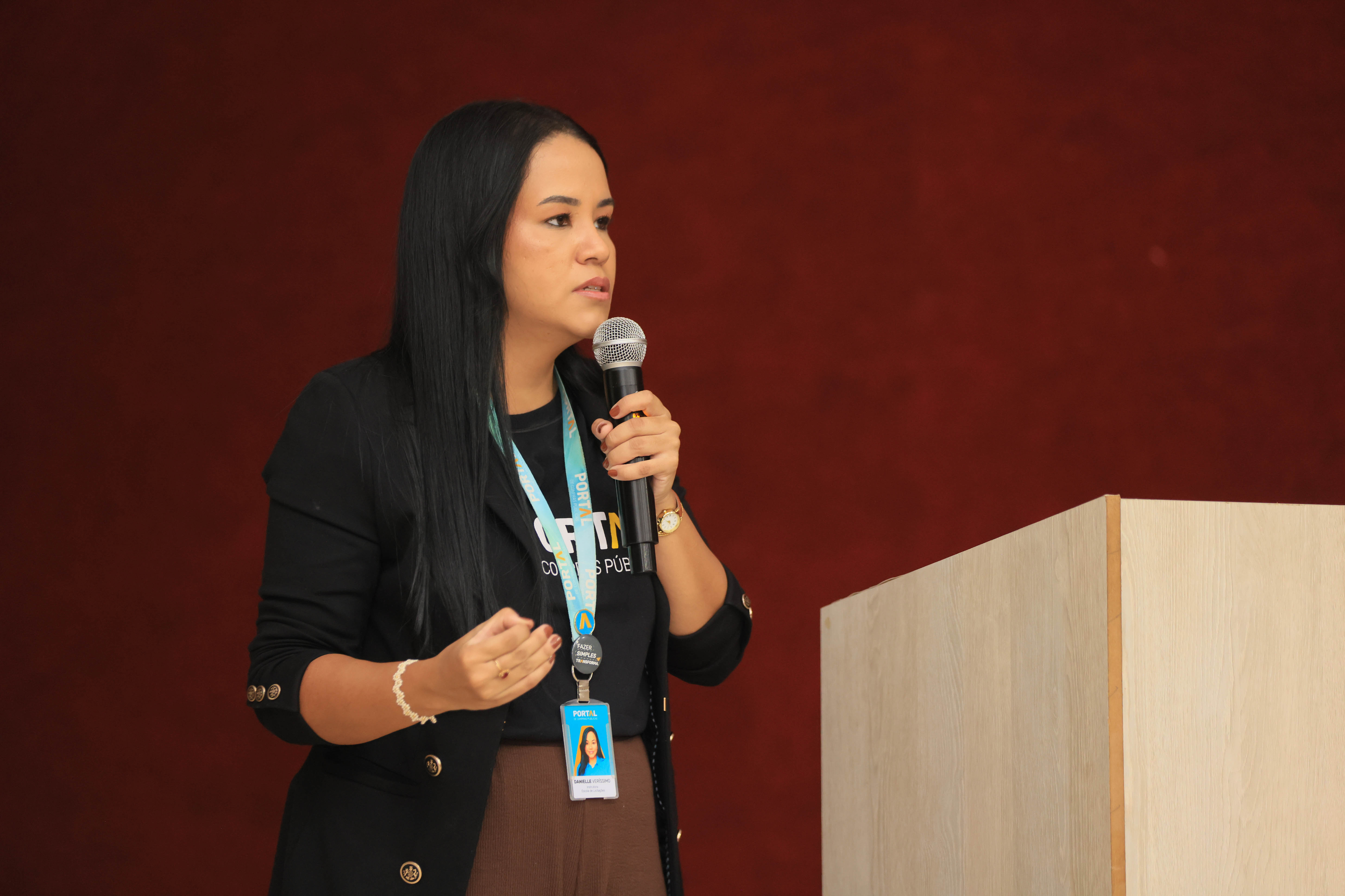 Treinamento é ministrado pela instrutora do Portal de Compras Públicas, Danielle Veríssimo - Júnior Suzuki