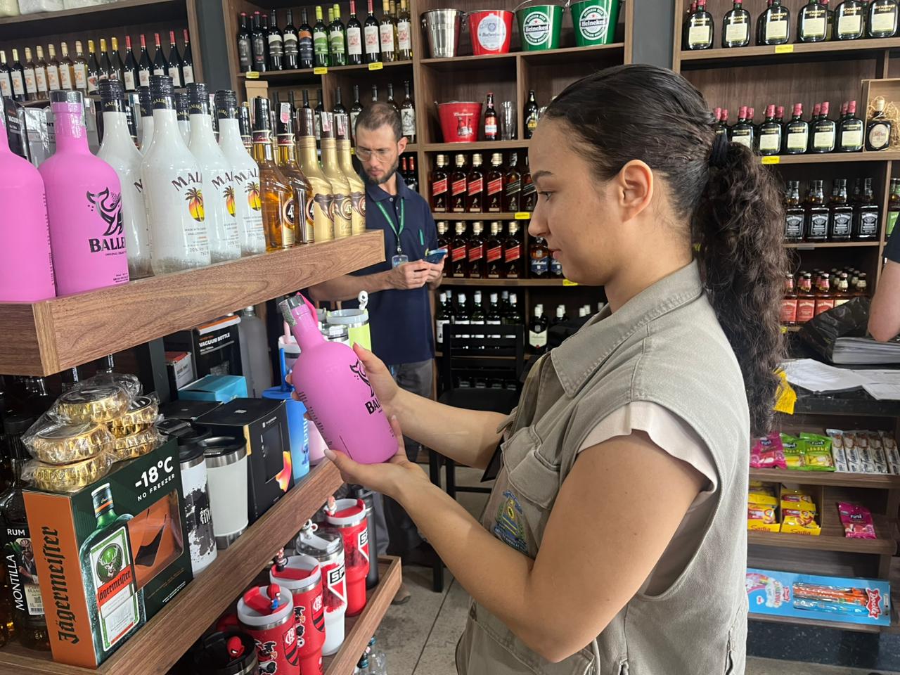 Inspetora sanitária Sara Schons, explica que a operação tem como objetivo verificar a procedência e as condições das bebidas comercializadas FOTO: Rodrigo Marques
