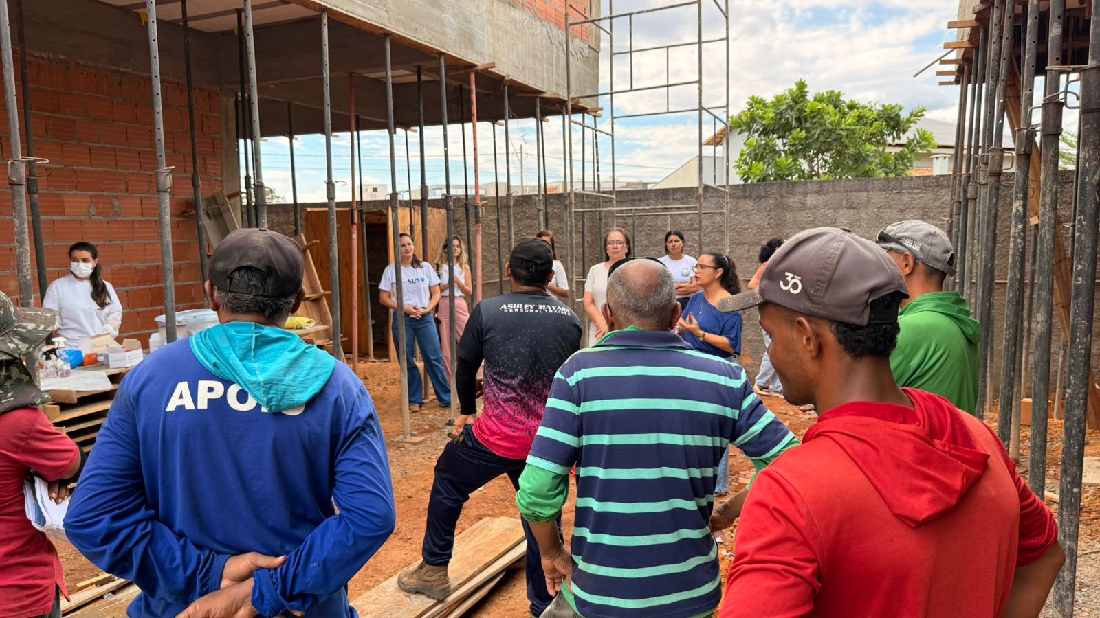 Equipe organizando ação para os moradores da região