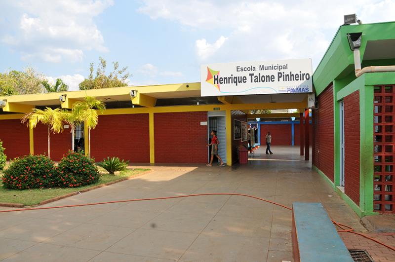 Escola Municipal Henrique Talone é um dos pontos de doações para vítimas de enchente do RS