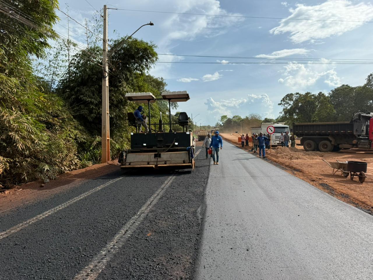 Na região Norte o acesso a mais de 20 setores começou a ser requalificado com investimento de R$ 6 milhões, incluindo a construção de um bueiro triplo celular e uma nova via duplicada com pavimento em CBUQ