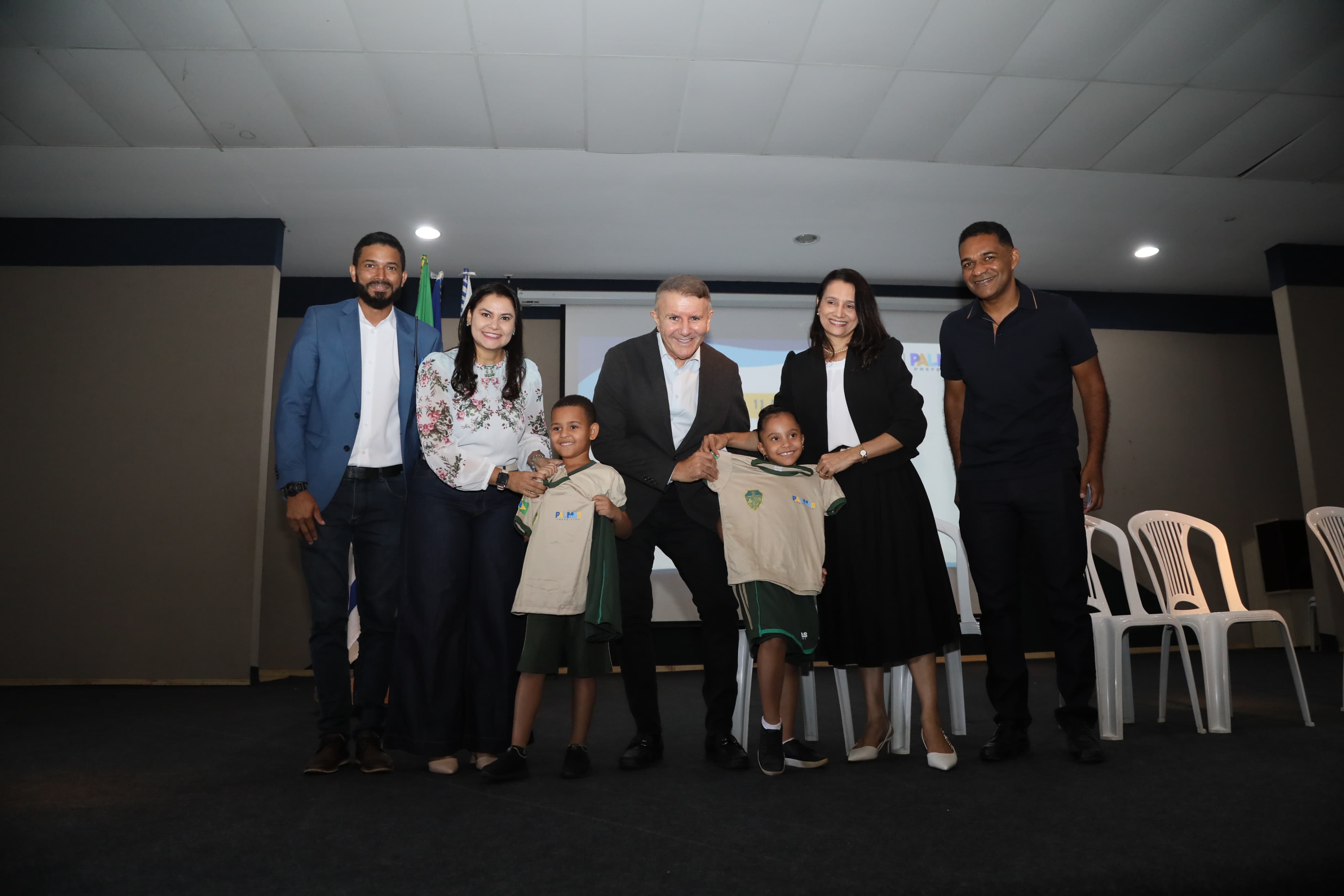 Lorenço Nunes e Maria Rebeca Tavares receberam simbolicamente os novos uniformes escolares das mãos do prefeito