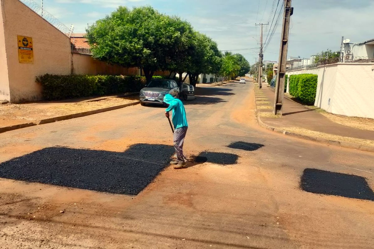 Serviço de tapa-buraco na quadra Arne 24 (208 Norte)