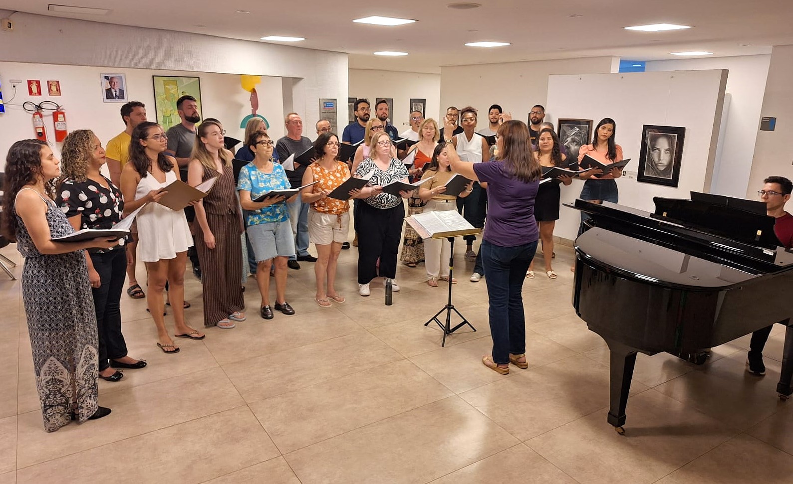 Registro de ensaio de cantores que fazem parte do Coral Municipal de Palmas