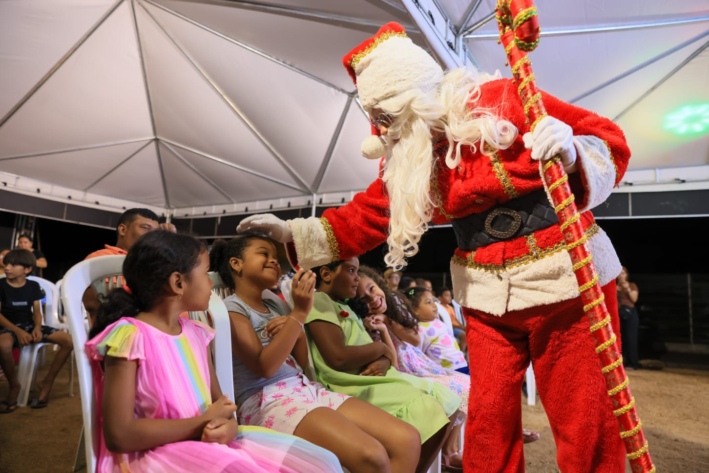 Criançada recebeu Papai Noel com sorrisos e muita satisfação