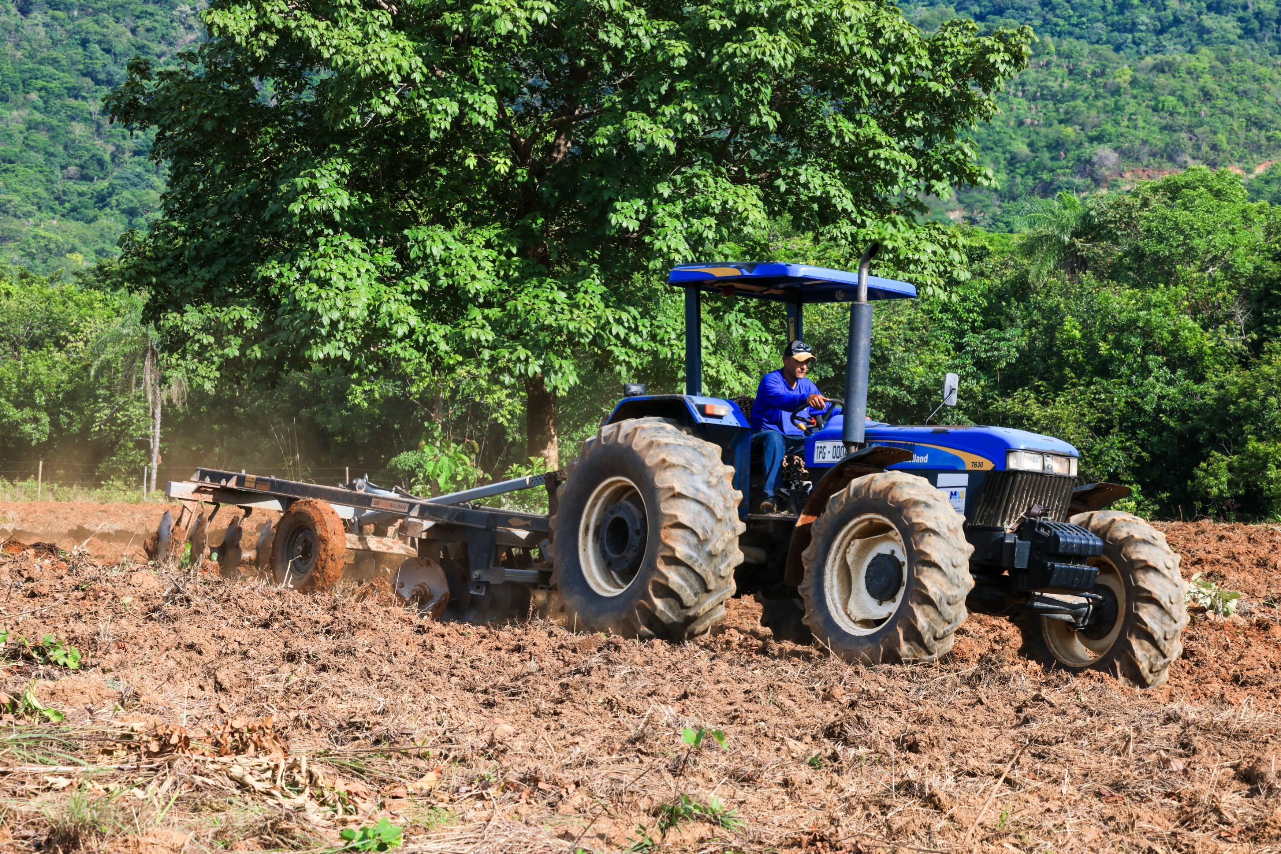 Serviço de gradagem segue beneficiando produtores da agricultura familiar