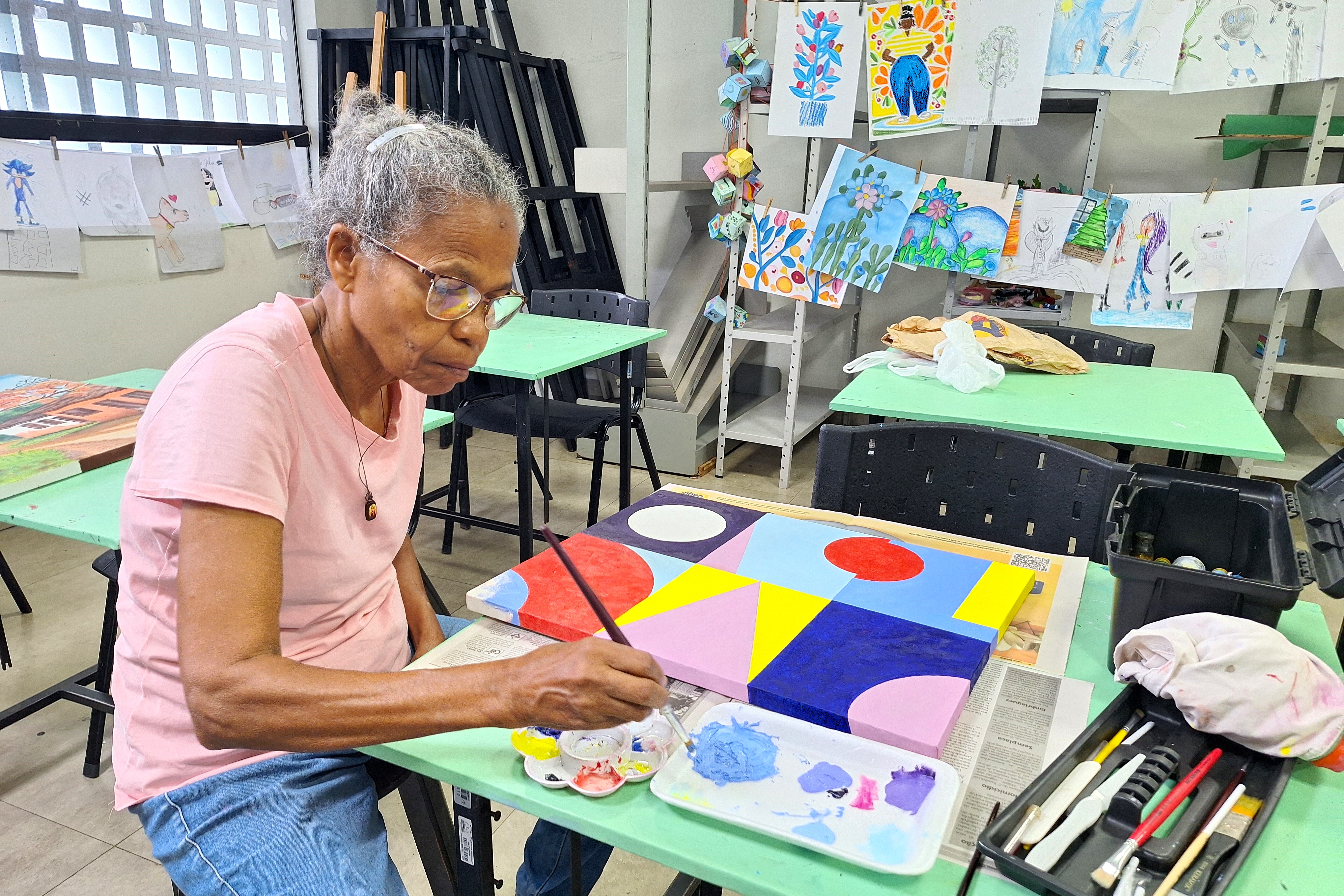 Já uma das mais veteranas é a Rosalina Veríssimo Dias, de 63 anos, que desde agosto de 2025 integra as turmas de desenho e pintura em tela da Fundação Cultural de Palmas