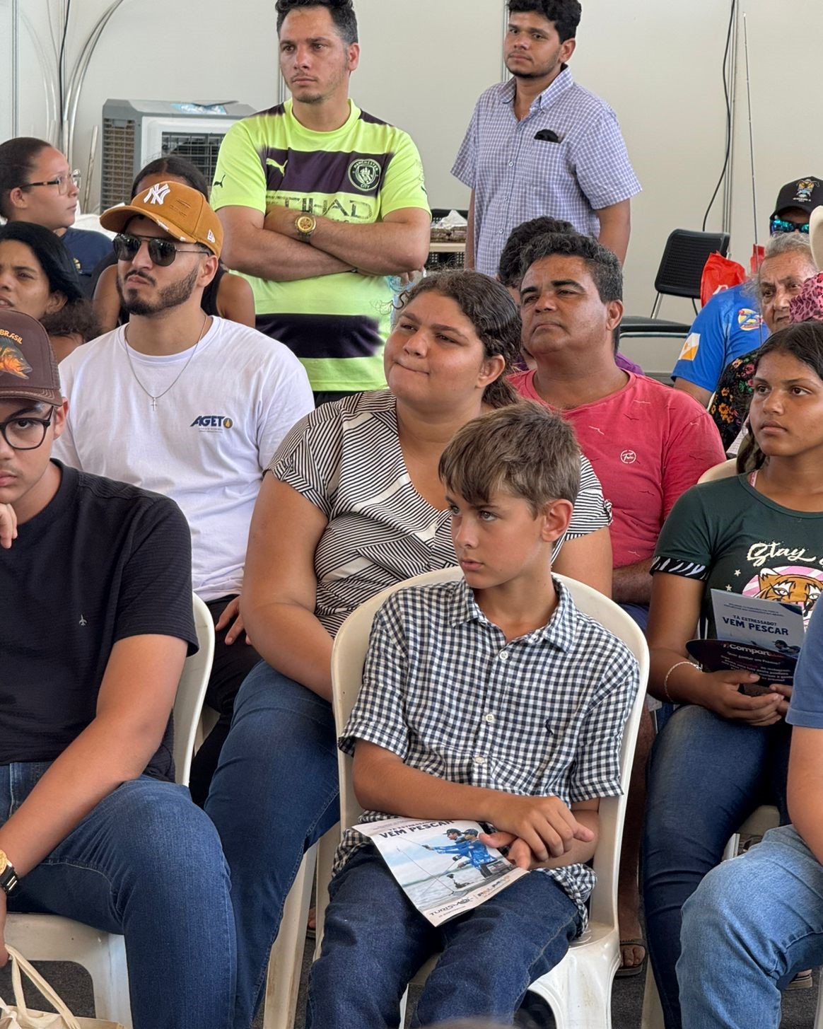 Pedro Tozzatti, 10 anos, confere atento as dicas da Família Nakamura