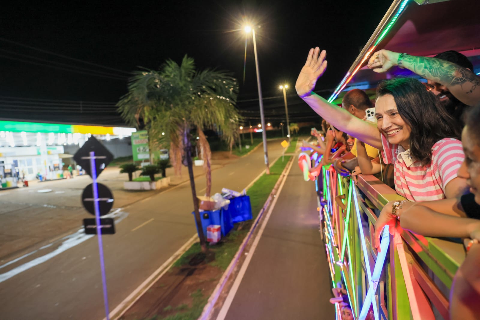 Carreta Natalina precisou dar muitas voltas para levar adultos e crianças presentes ao evento, inclusive a primeira-dama, Pollyanna Siqueira Campos