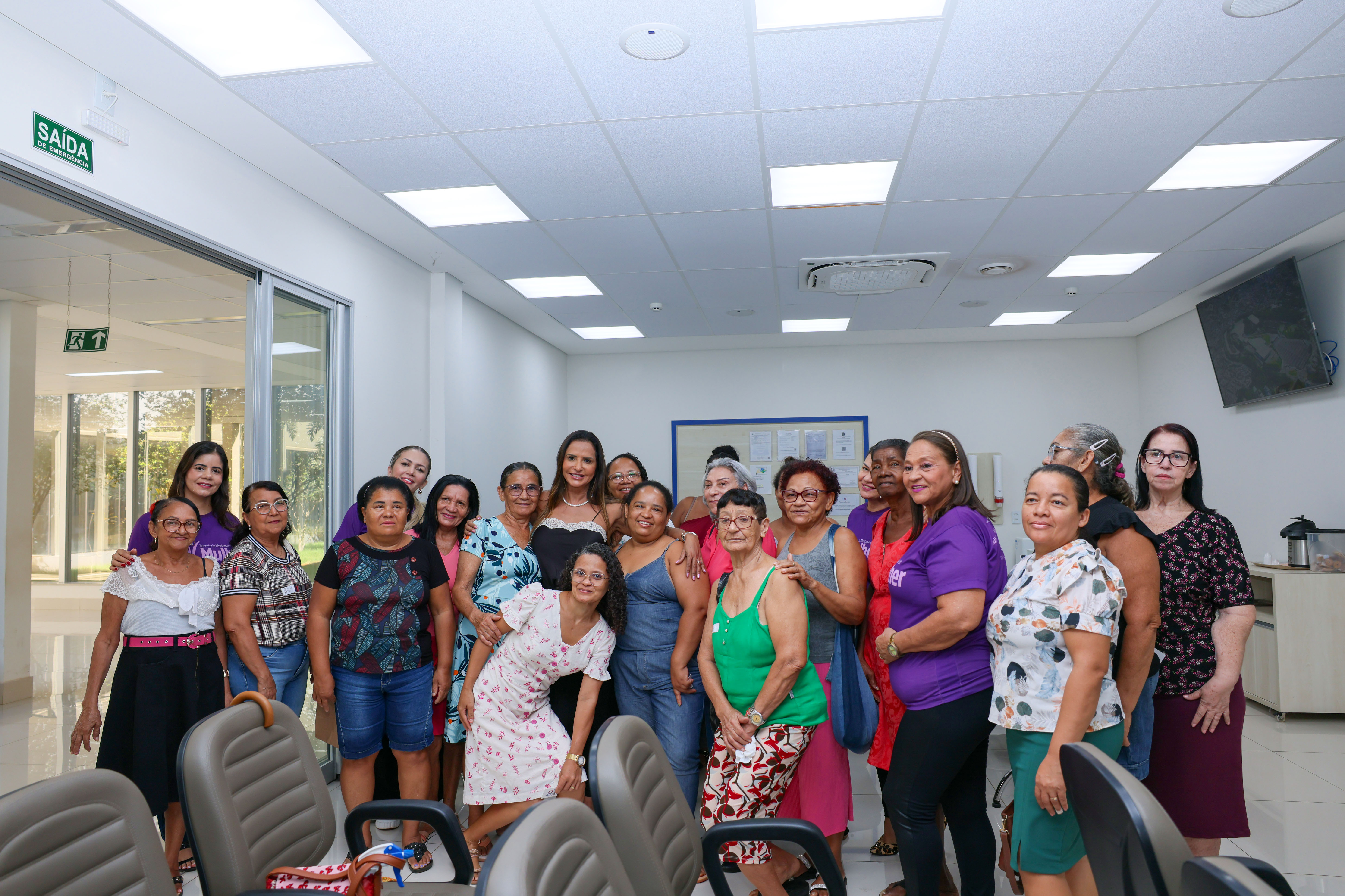 Secretária Solange Duailibe acompanha mulheres no Hospital do Amor, em tarde de exames de mamografia, nesta sexta-feira, 30
