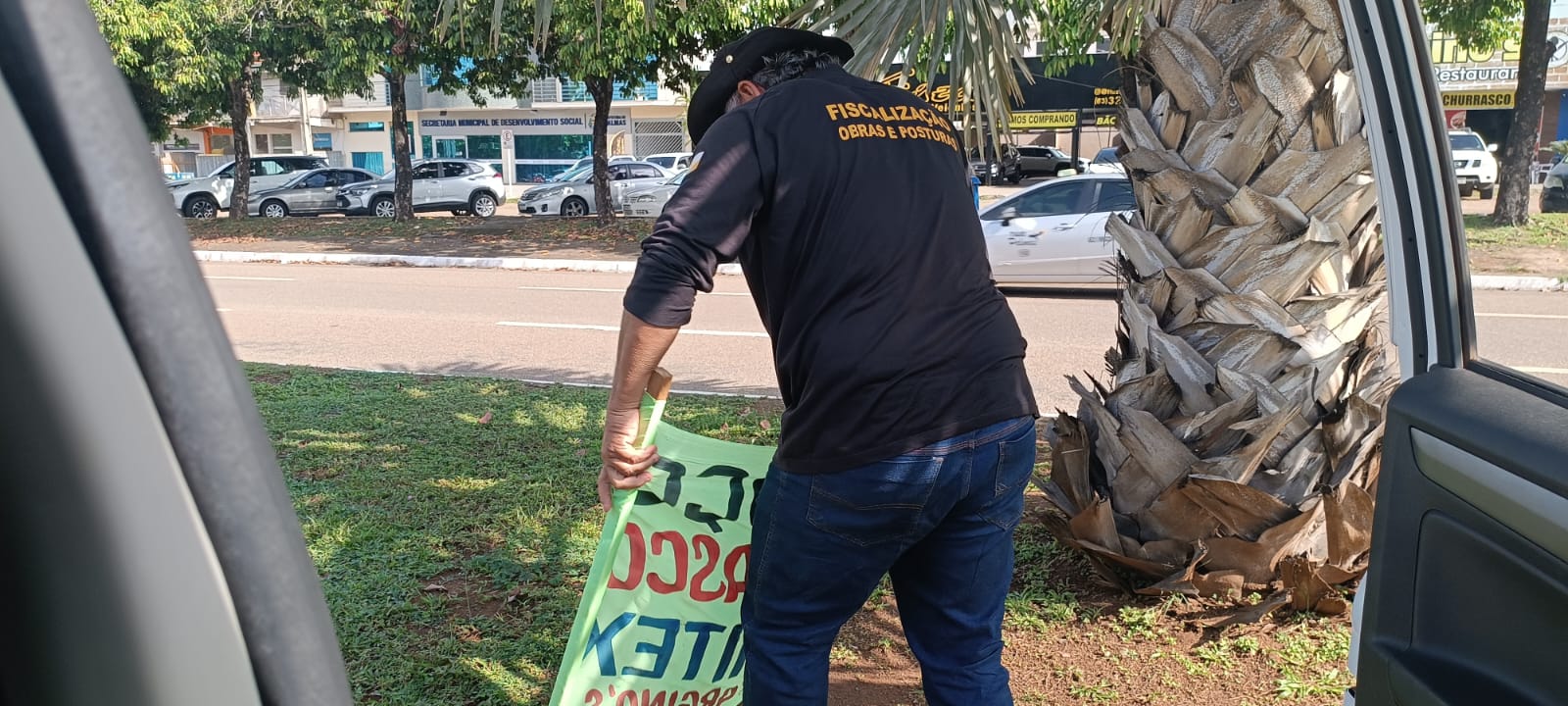 A instalação de faixas em áreas públicas gera poluição visual e prejudica a visibilidade no trânsito
