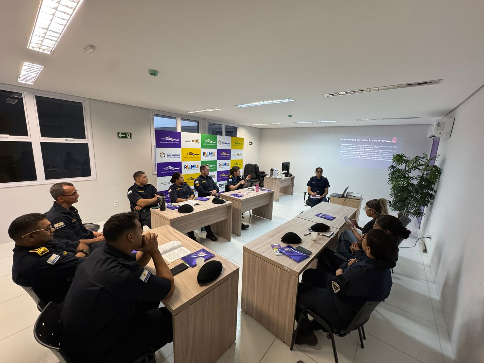 Durante os quatro dias de atividades, os participantes estão recebendo capacitação sobre temas fundamentais para a atuação na patrulha, como aspectos legais da violência doméstica, funcionamento das Patrulhas Maria da Penha