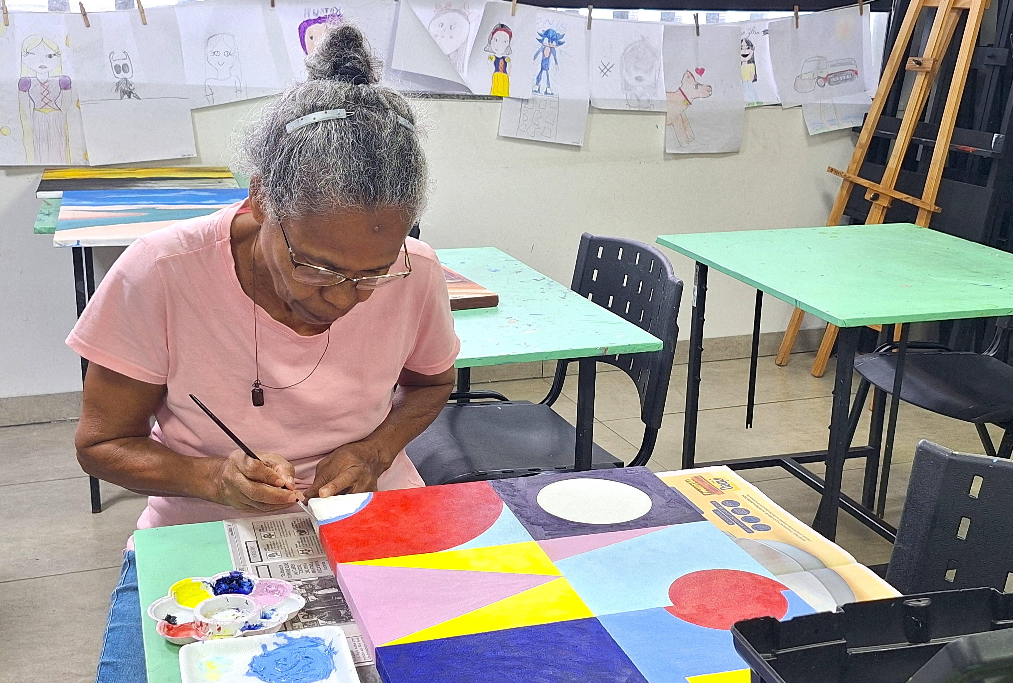 As aproximadamente 25 áreas artísticas ensinadas nos cursos contemplam públicos de todas as idades, como Rosalina Veríssimo Dias, de 63 anos, aluna de Desenho e Pintura em Tela