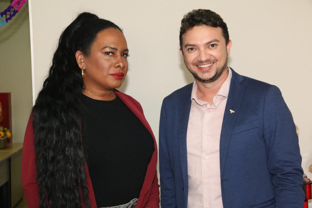 Jéssika, que é efetiva desde 2010, no cargo técnico administrativa educacional, defendeu neste mês de junho