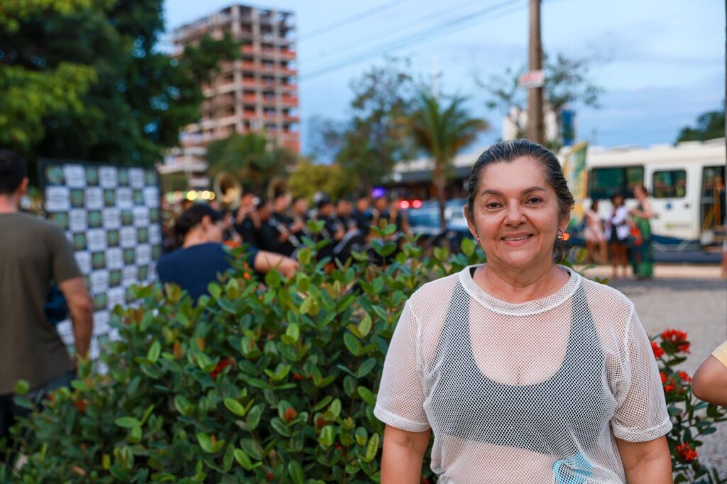 A professora, Solange Sousa Martins, achou excelente a ideia da orquestra jovem da Guarda Metropolitana fazer a apresentação no fim de tarde na praia da Graciosa. Foto: Regiane Rocha.