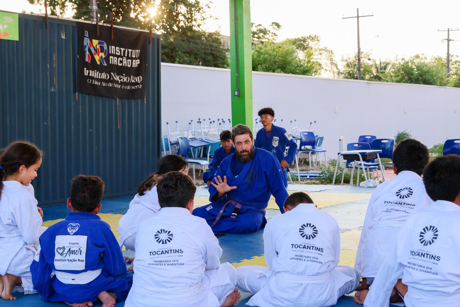 rofessor Heli Guimarães atua de forma voluntária ensinando jiu-jitsu para alunos da rede municipal de Palmas em parceria com o Instituto Nação Rap