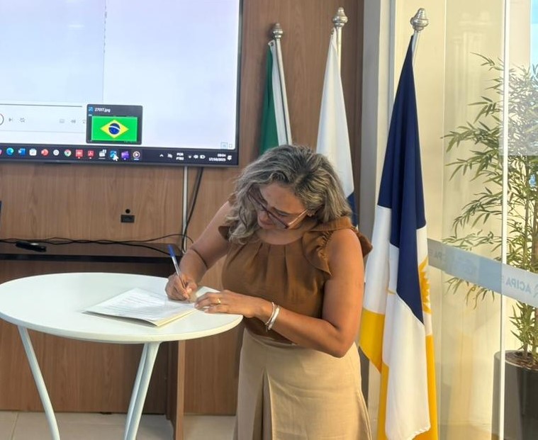 Gerente da Aepeti Sônia Maria Lopes assinando a carta de compromisso para o combate ao trabalho infantil em Palmas