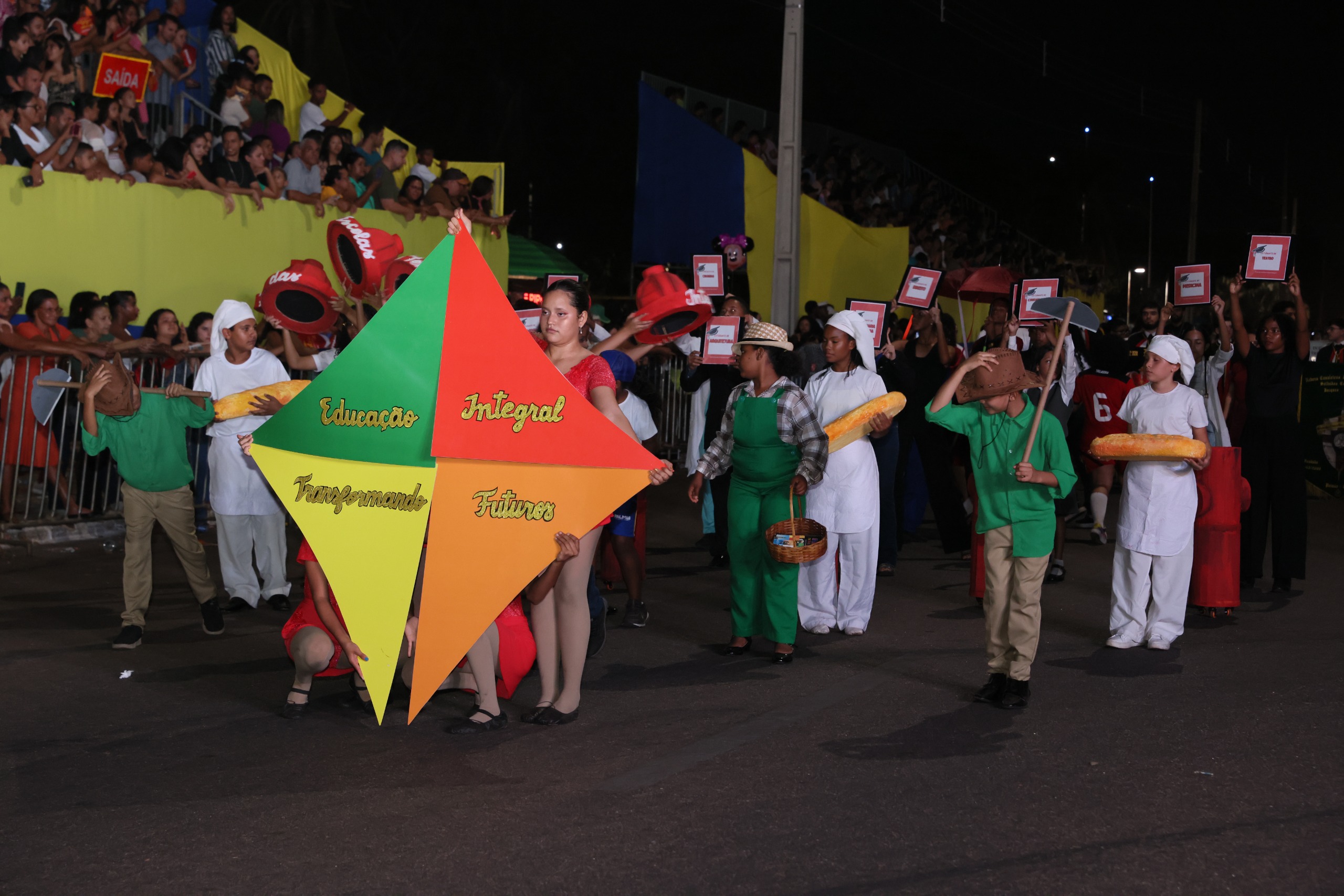 Alunos da rede municipal de ensino se apresentando no desfile cívico em celebração ao 7 de Setembro