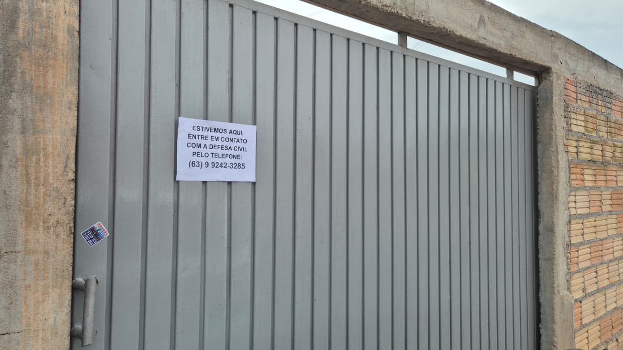 Aviso deixado pelas equipes técnicas nas residências onde não são encontrados moradores