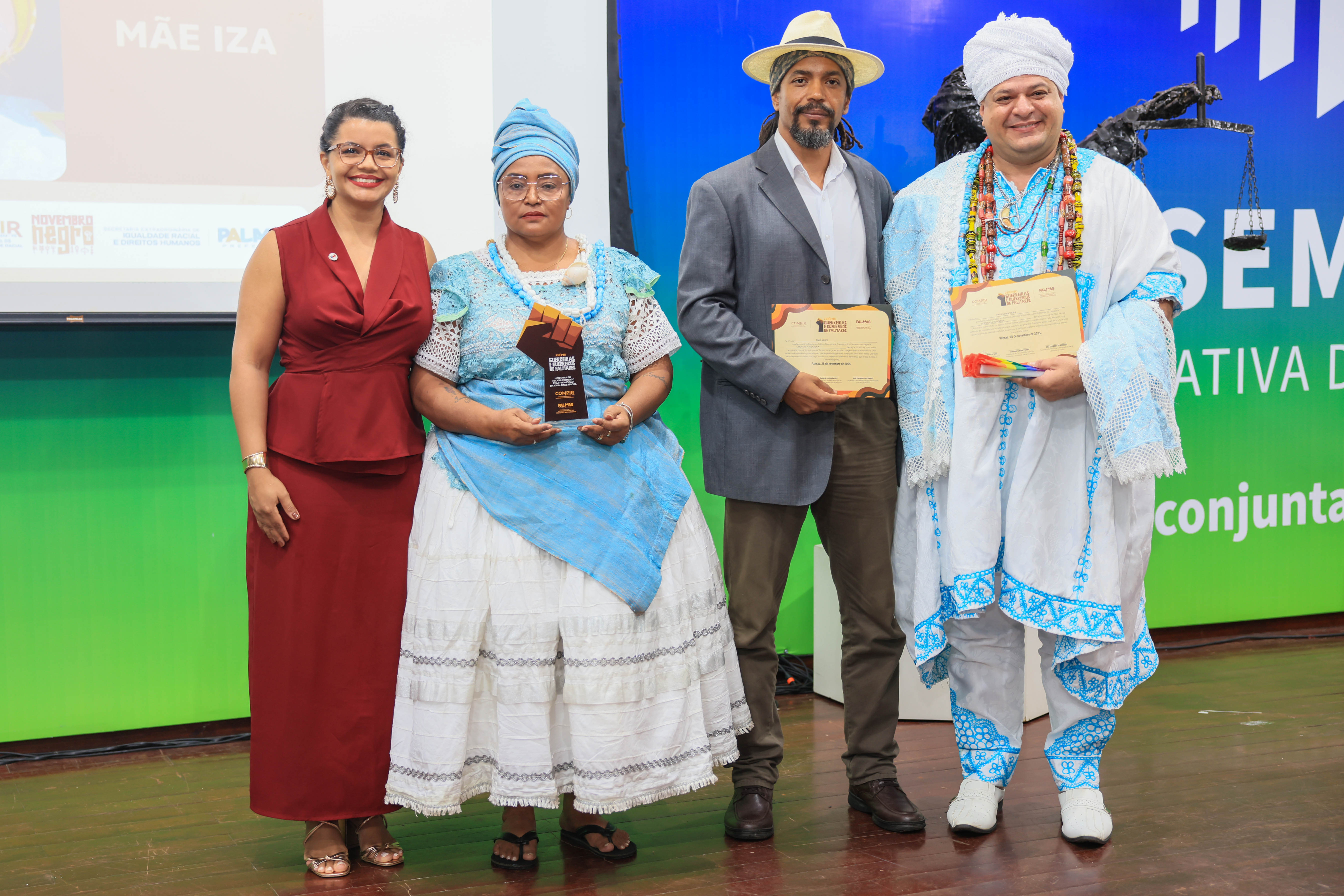 A presidente da Comissão da Igualdade Racial da OAB-TO, Dra. Geany Dantas, entregou o prêmio de Liderança Religiosa à Mãe Iza.