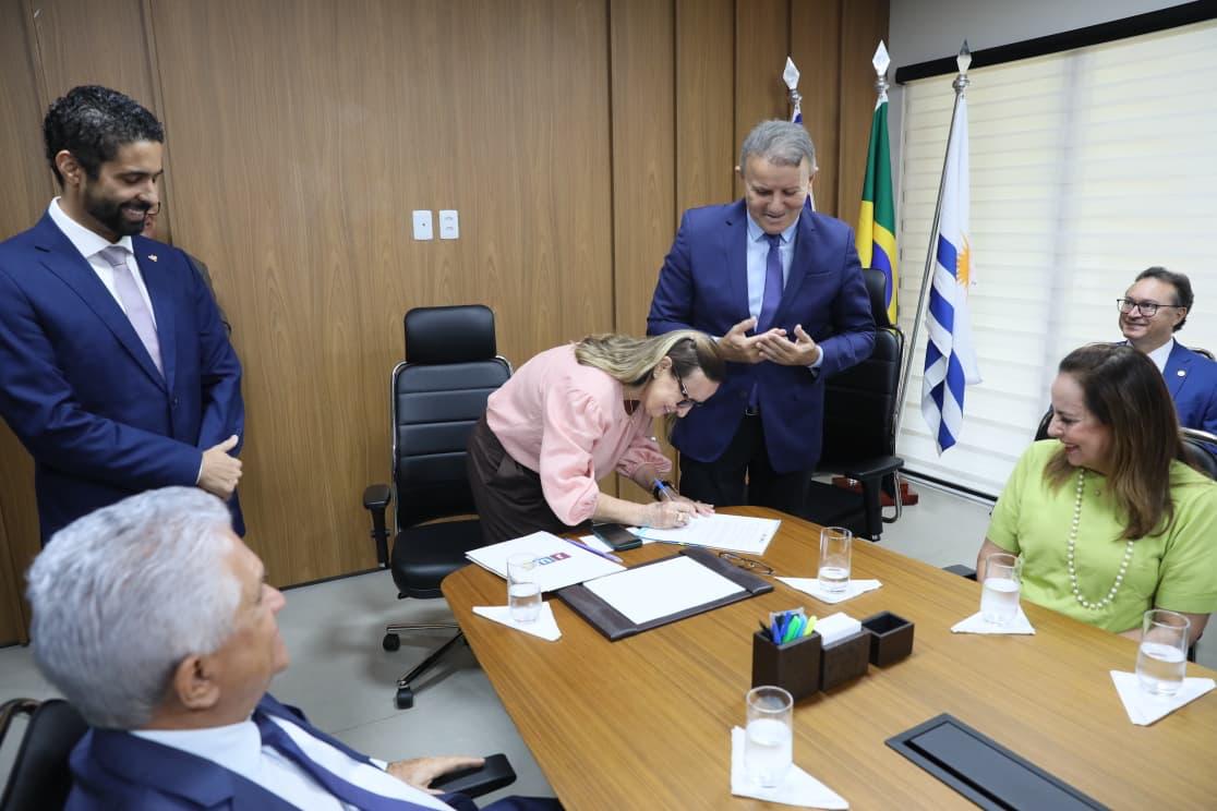 Presidente do Tribunal de Justiça do Tocantins, desembargadora Maysa Vendramini Rosal, durante assinatura do documento que autoriza a doação da área ao Poder Judiciário
