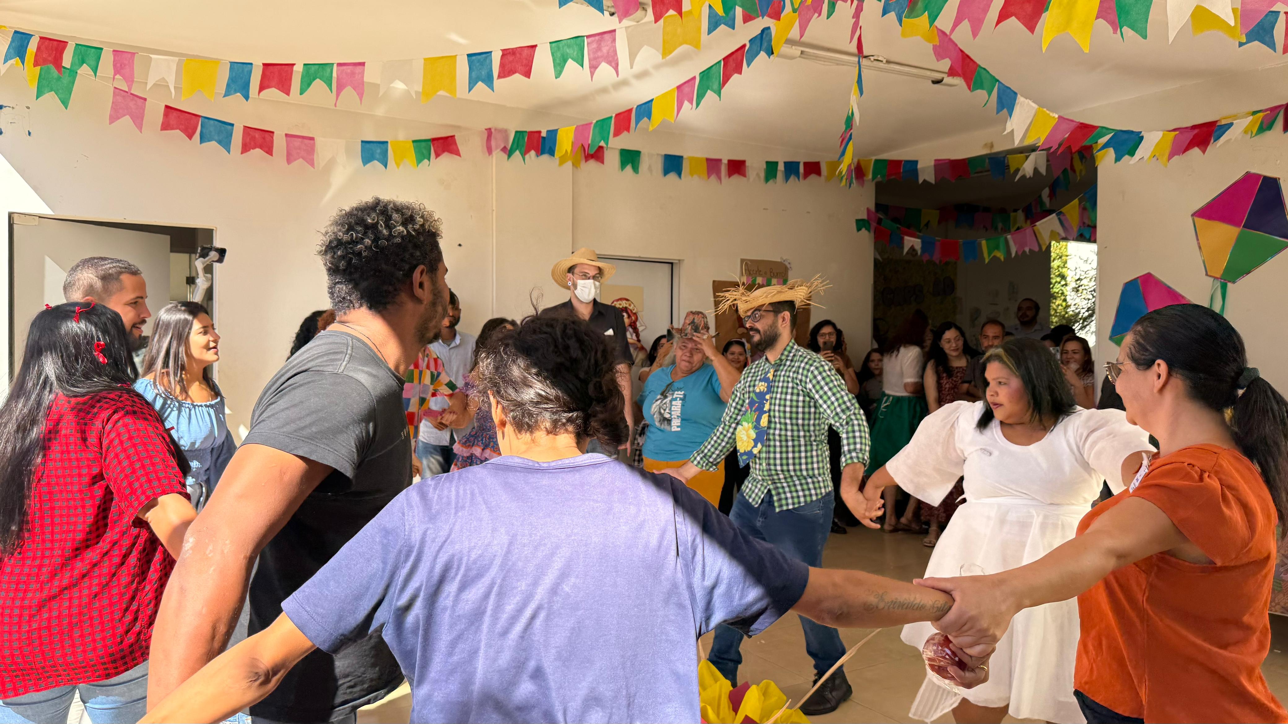 Momento de confraternização entre pacientes, familiares e funcionários do CAPS AD III