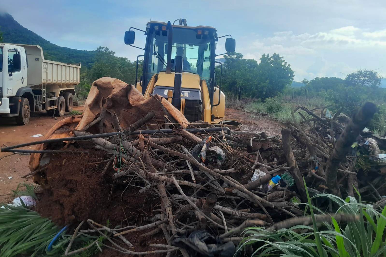 Registro de retirada de entulho realizada no distrito de Taquaruçu