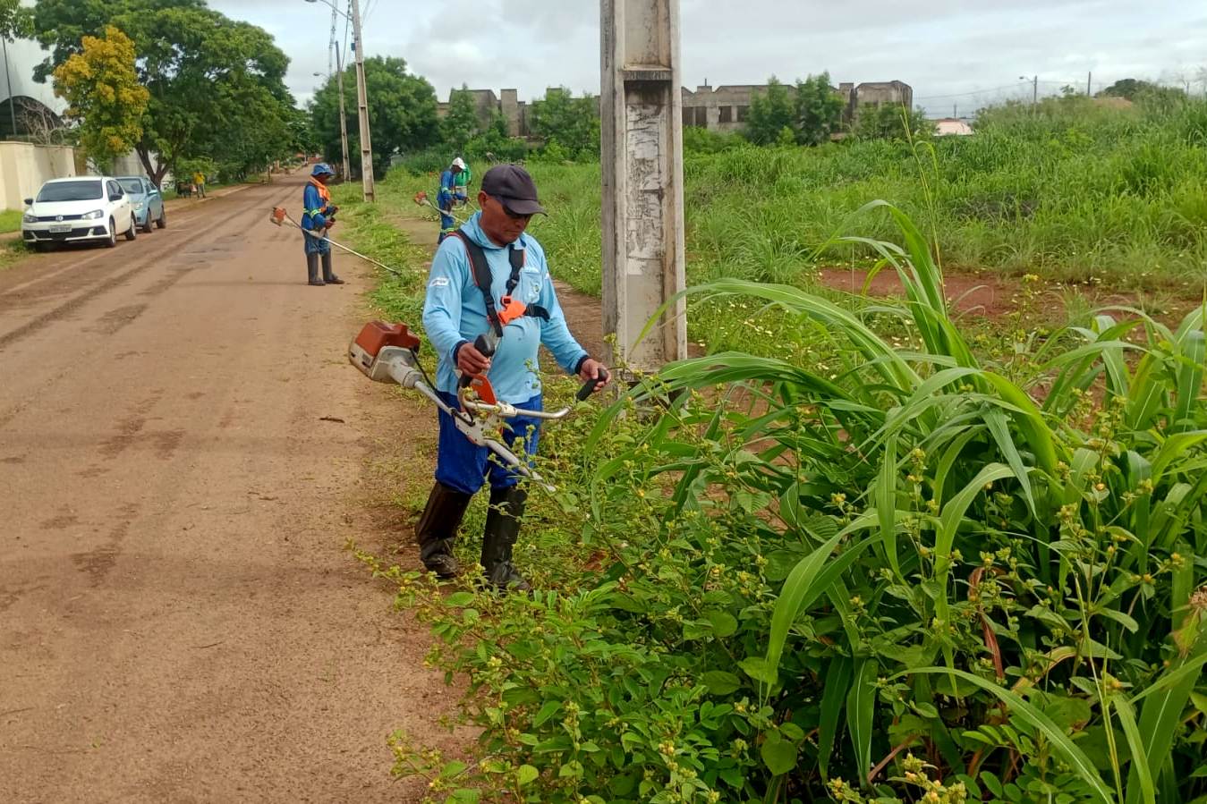 Equipe de roçagem manual foi designada a atender a  Arse 132 (1306 Sul)