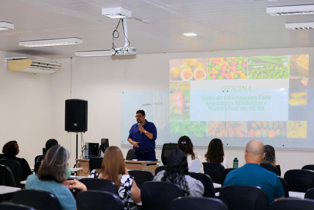 Felipe Coelho explicando sobre o Guia de Orientações para Segurança Alimentar