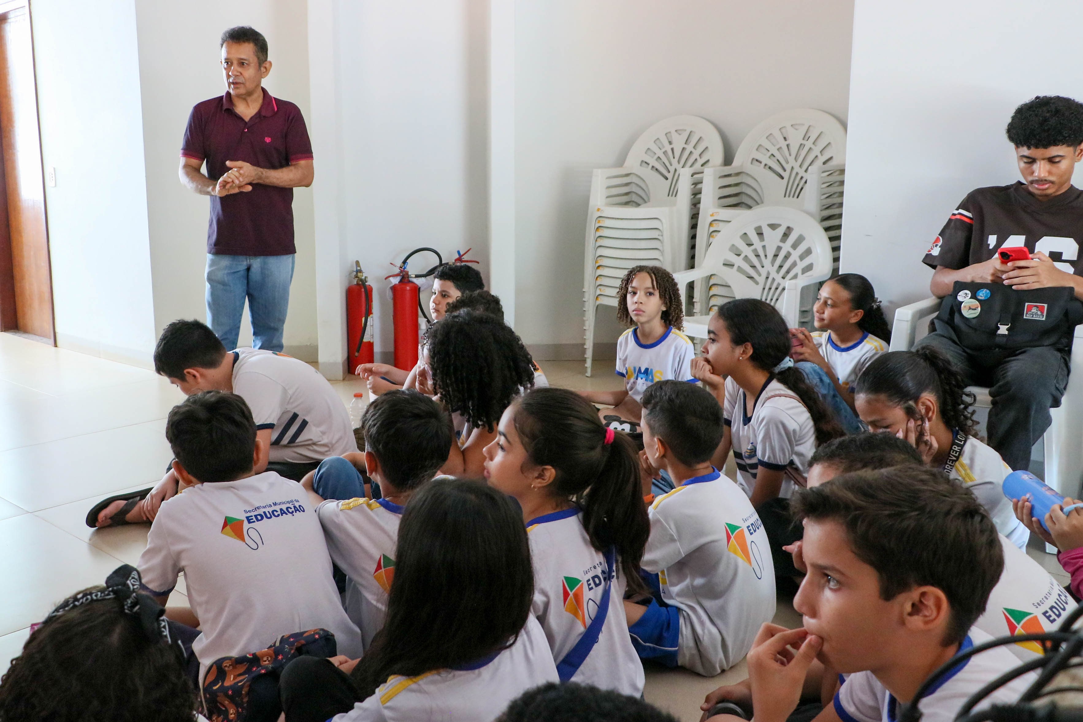 “Conversar sobre a cultura da cidade, ver bem à frente parte da história da nossa Capital, tudo isto faz com que estes estudantes internalizem o que fez e faz Palmas ser Palmas”, afirmou Antônio Filho (de pé, à esquerda)
