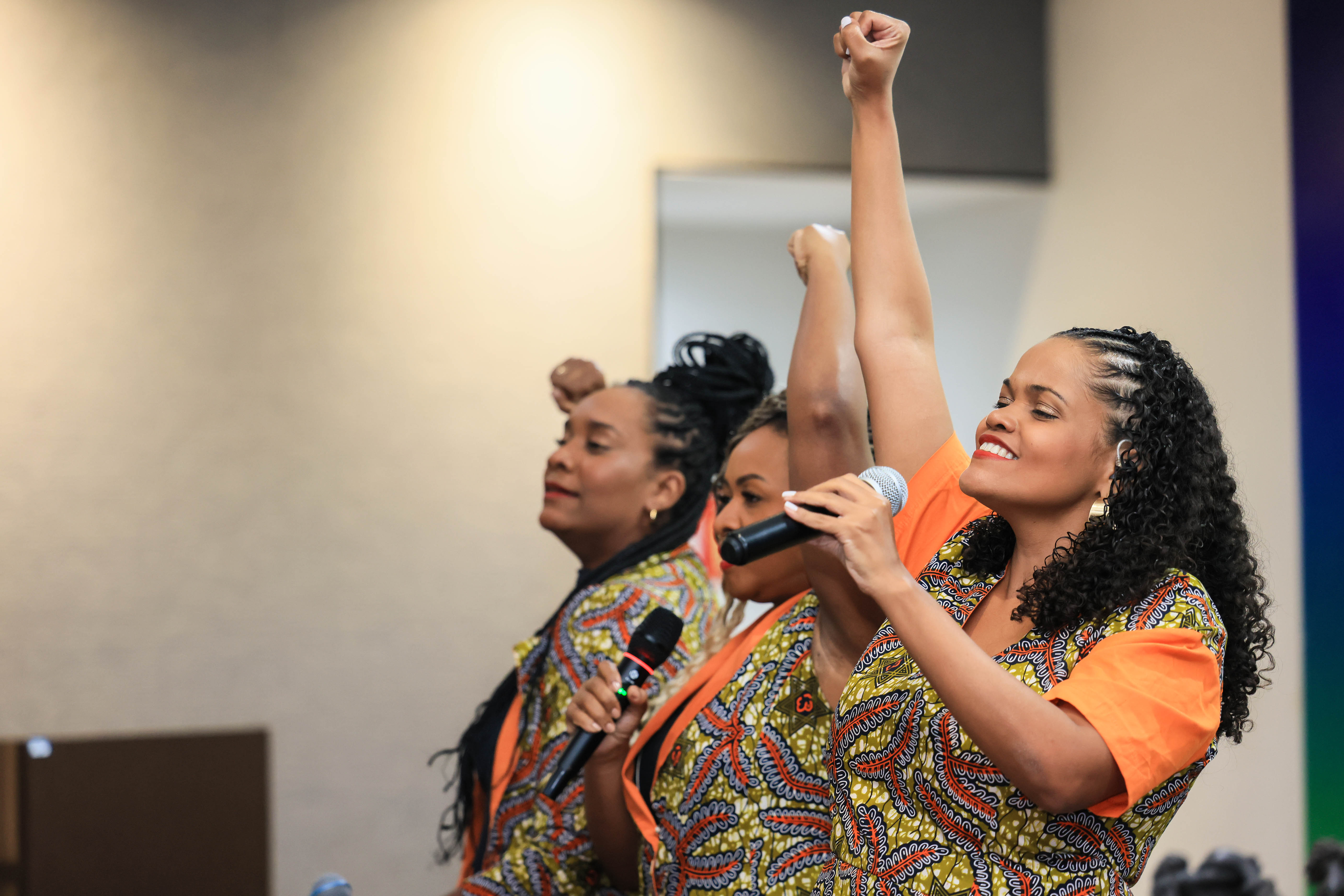 O trio Vozes de Ébano emocinou a plateia da premiação.