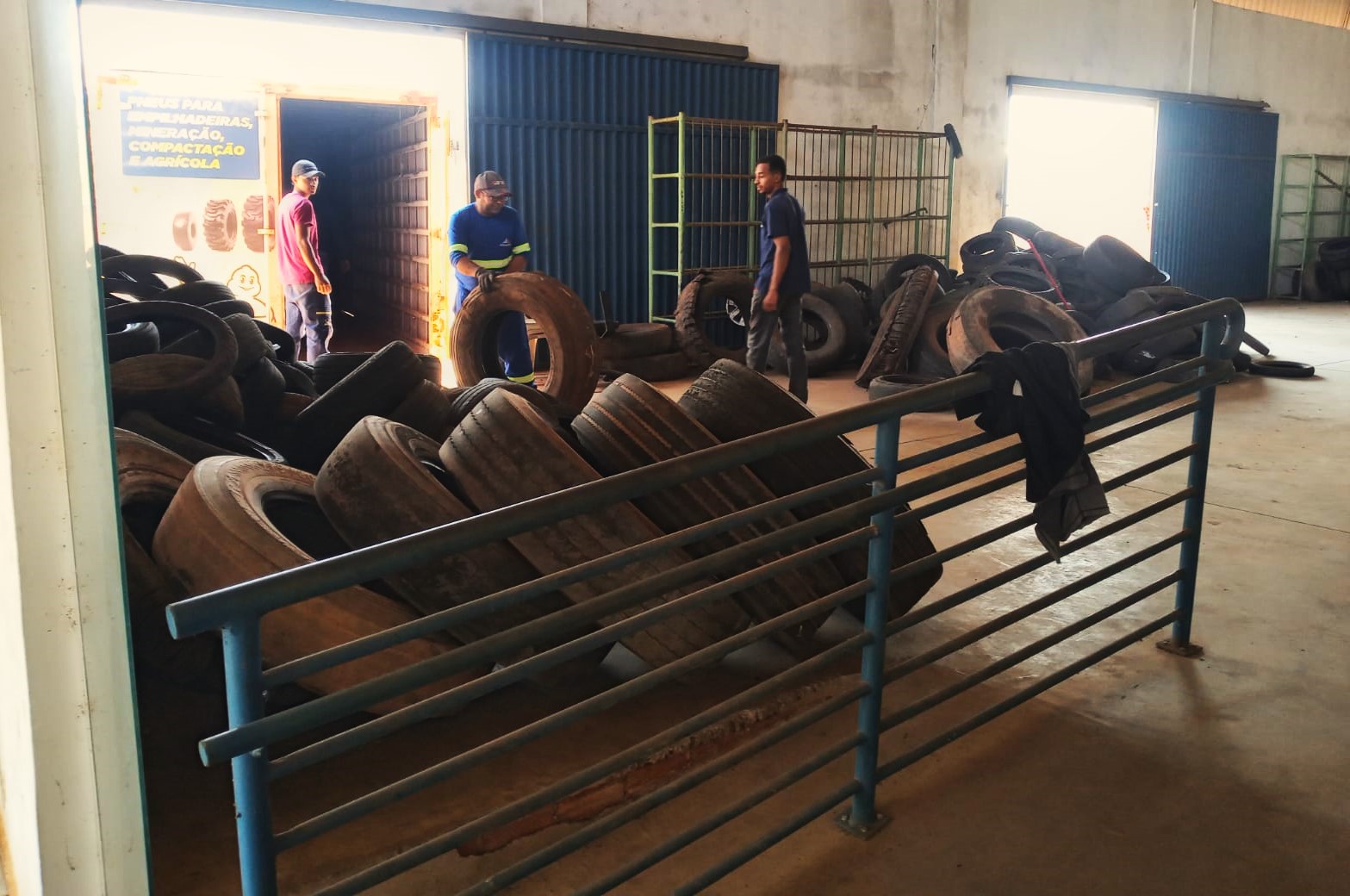 Os pneus são armazenados em local seco para separação e encaminhamento para a cooperativas de reciclagem