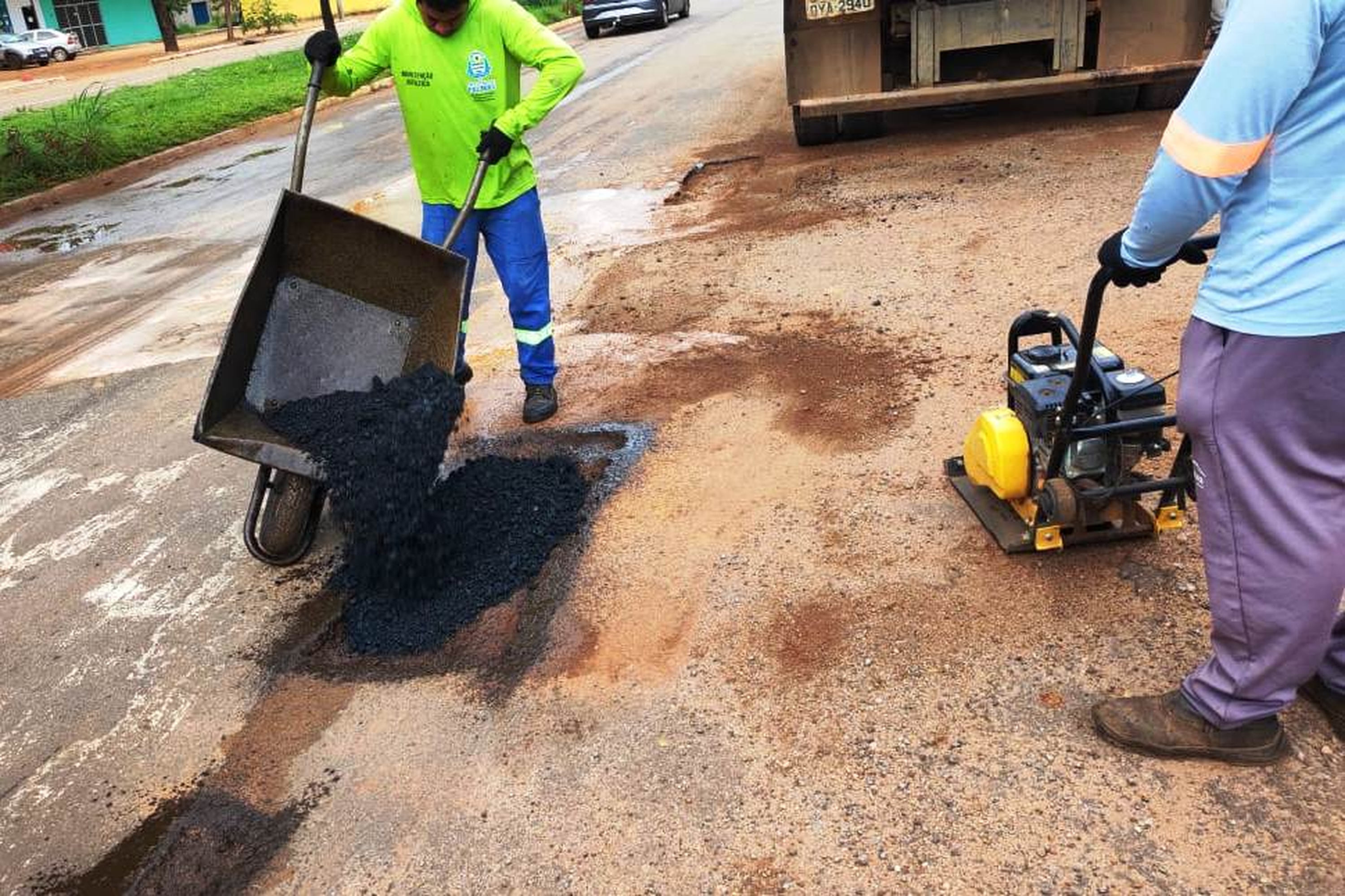 Serviço de tapa-buracos na Avenida LO-10 próximo à Arno 41 (403 Norte)