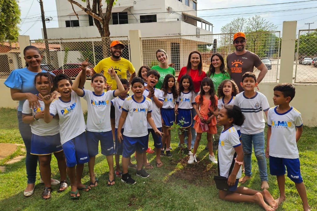 Crianças interagiram ativamente e participaram do plantio de uma goiabeira, árvore frutífera típica da região
