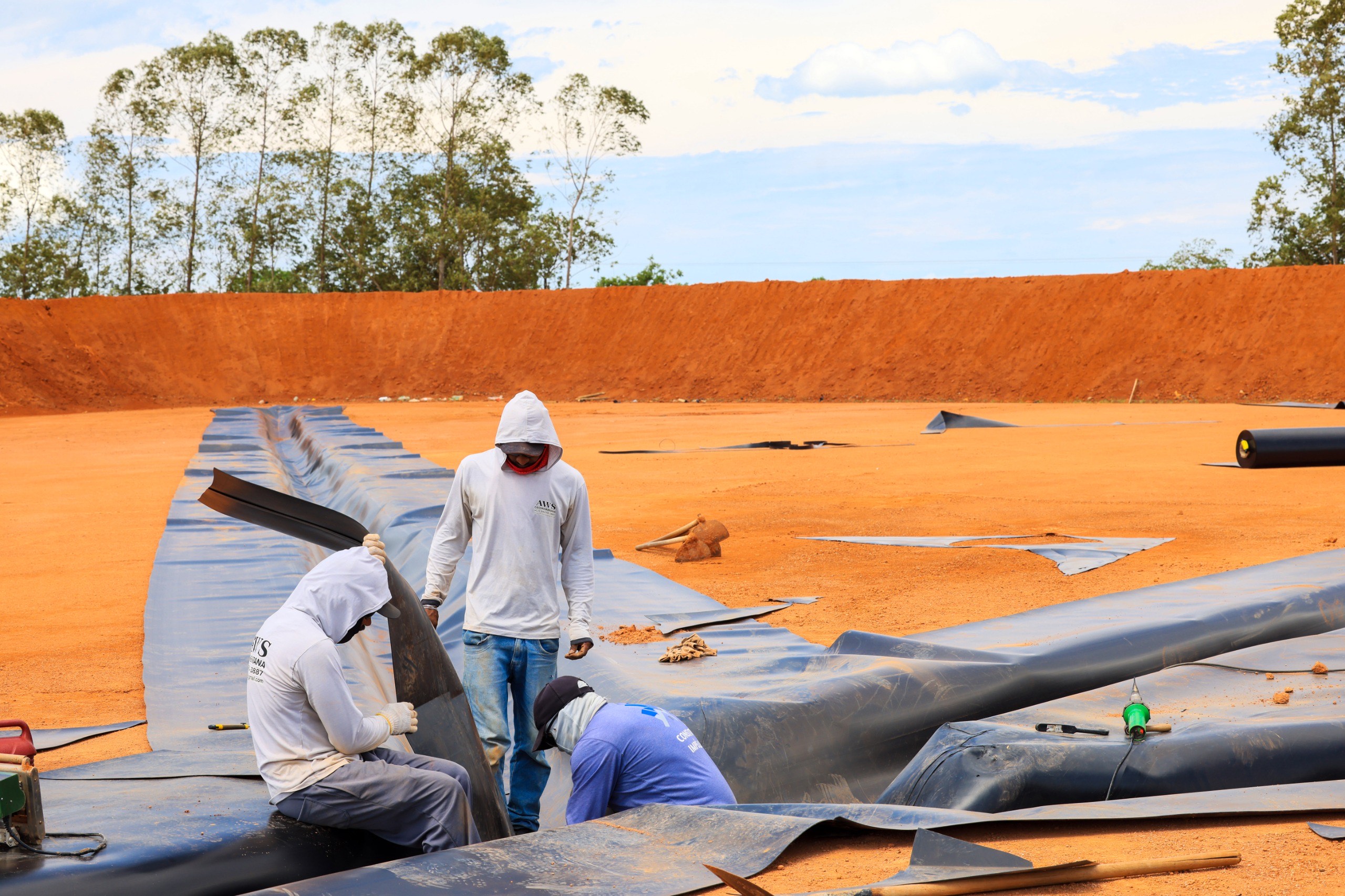 Serviços de instalação da manta impermeabilizante, estrutura que protege o solo contra contaminações 