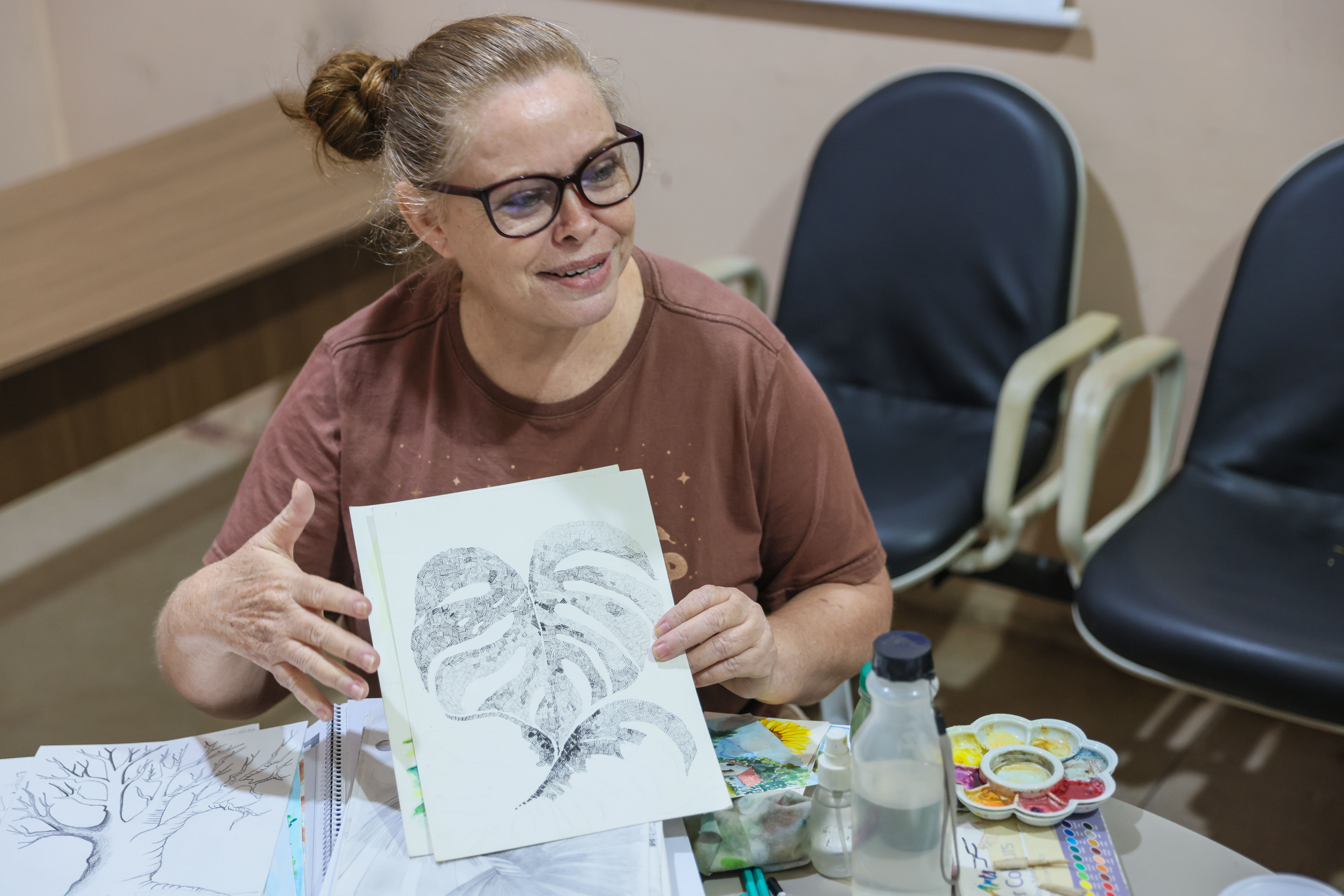 Professora ministrando oficina de arte