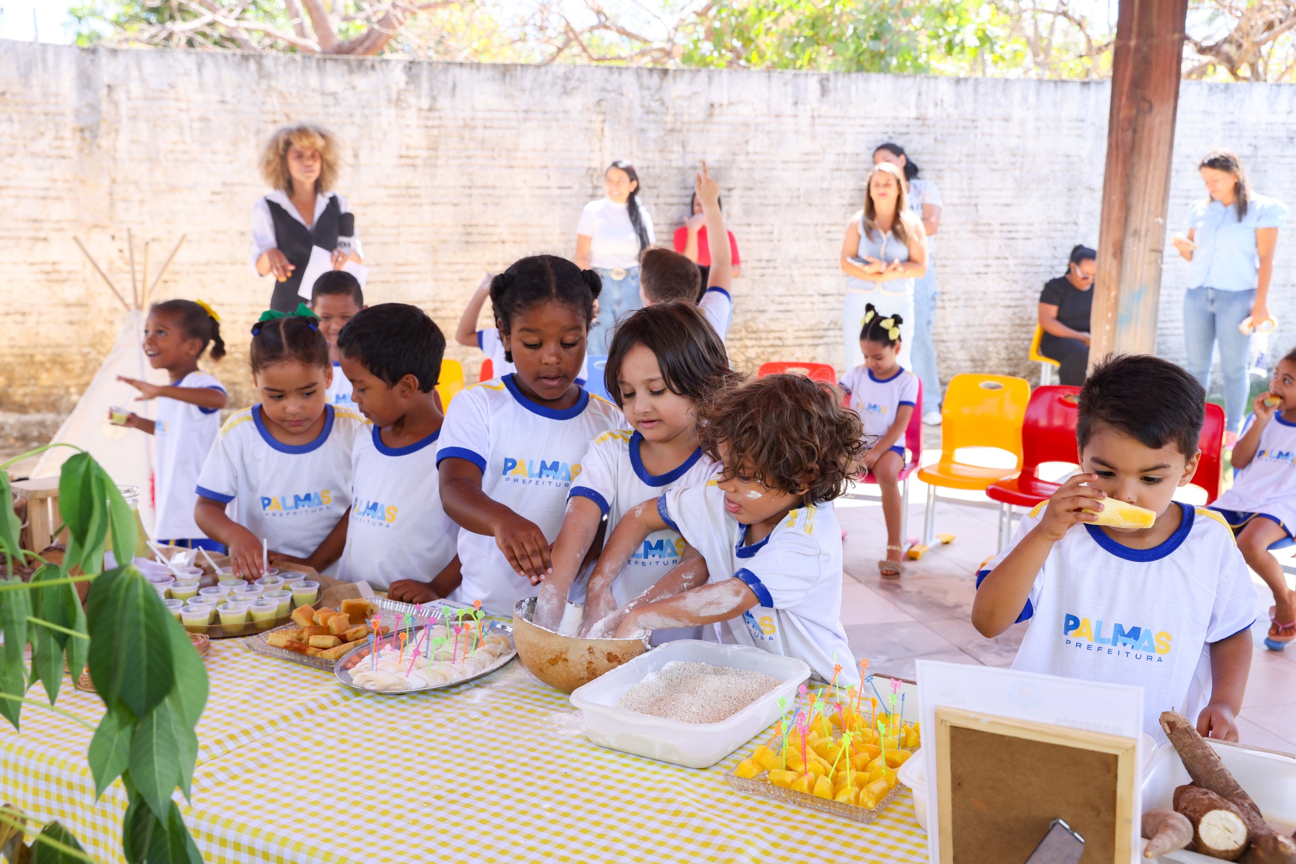 Mandioca vira estrela de atividade interativa com crianças do Cmei Paraíso, no setor Bela Vista, em Palmas
